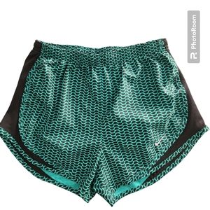 NIKE TEMPO DRI-FIT RUNNING SHORTS. GREEN/BLACK. SIZE: SMALL